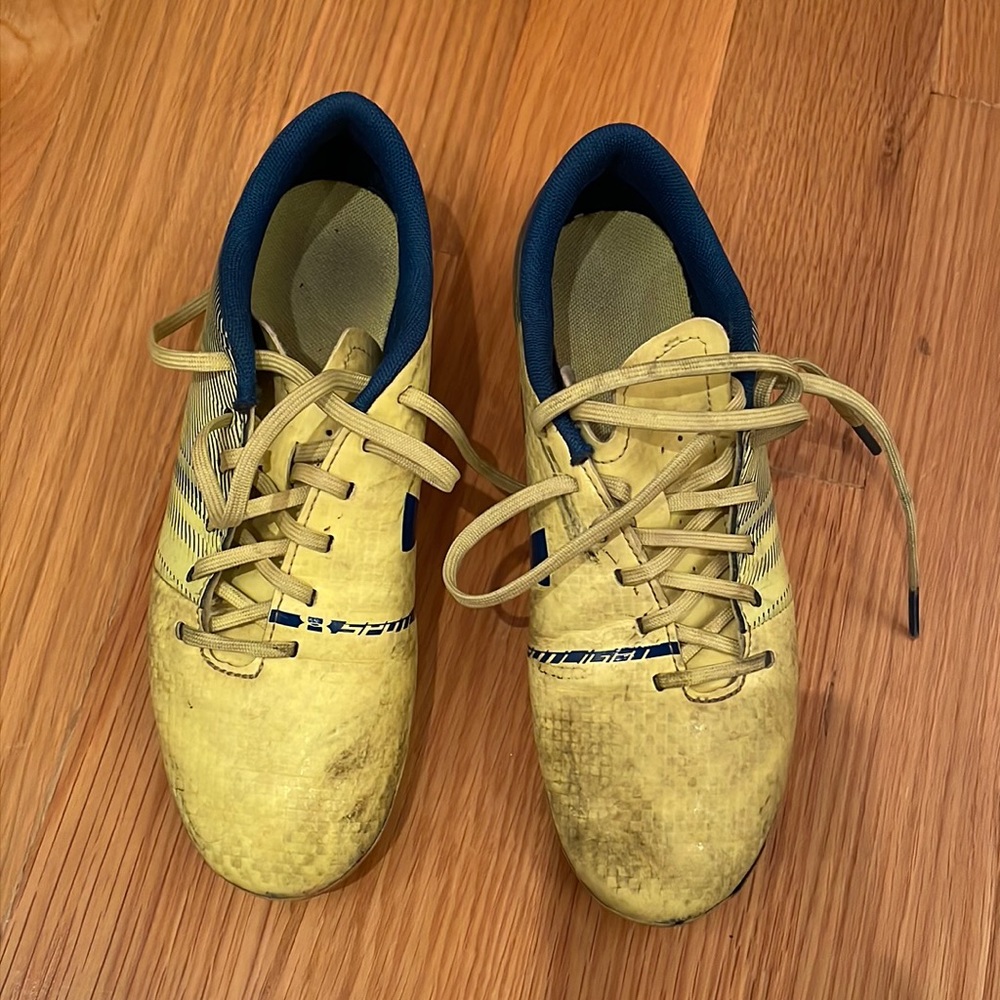 Under armor soccer cleats. Size 4.5.